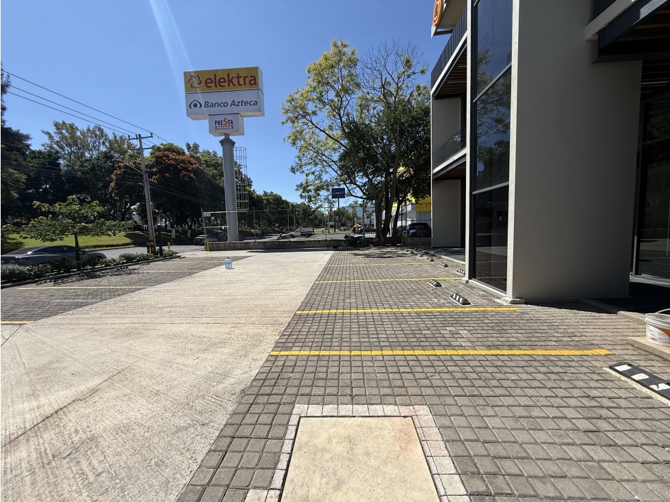 Locales en Renta con estacionamiento Calzada Zamora-Jacona - 3