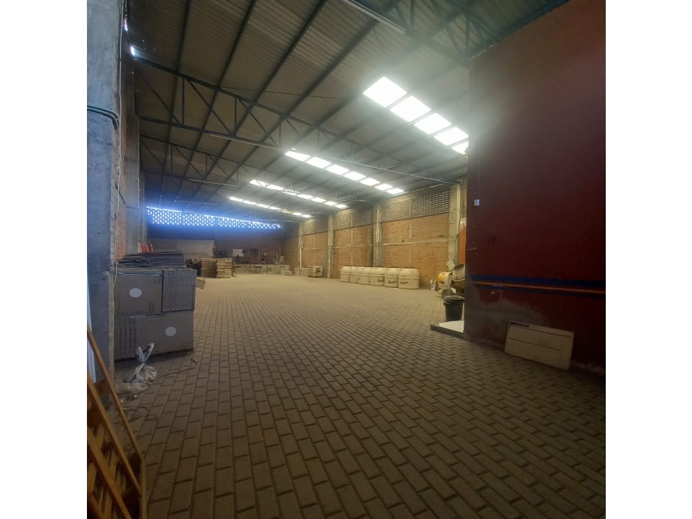 Bodega con oficinas en RENTA - 3