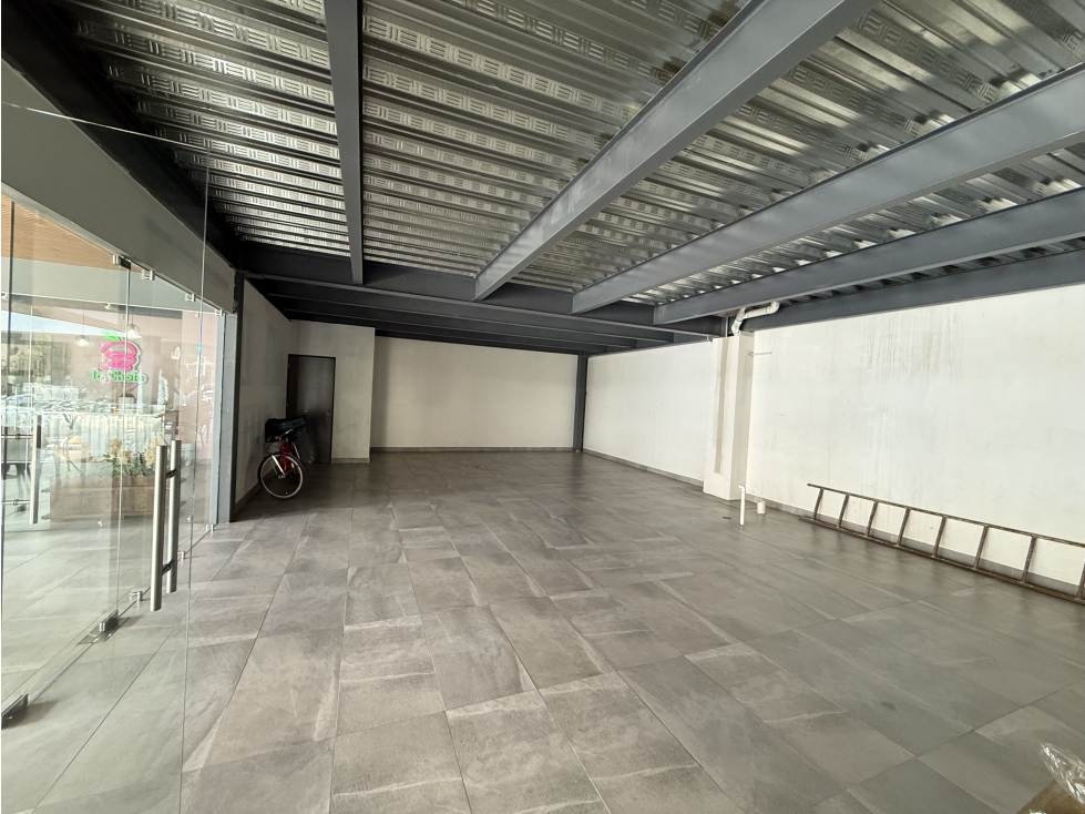 Renta de local Plaza Roma planta baja con terraza - 4