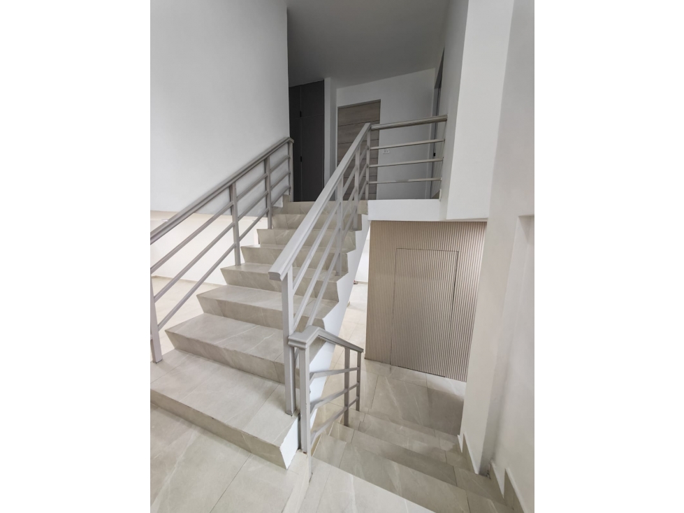 EN VENTA CASA DÚPLEX REMODELADA EN URB CERRADA SAN FRANCISCO — foto 2