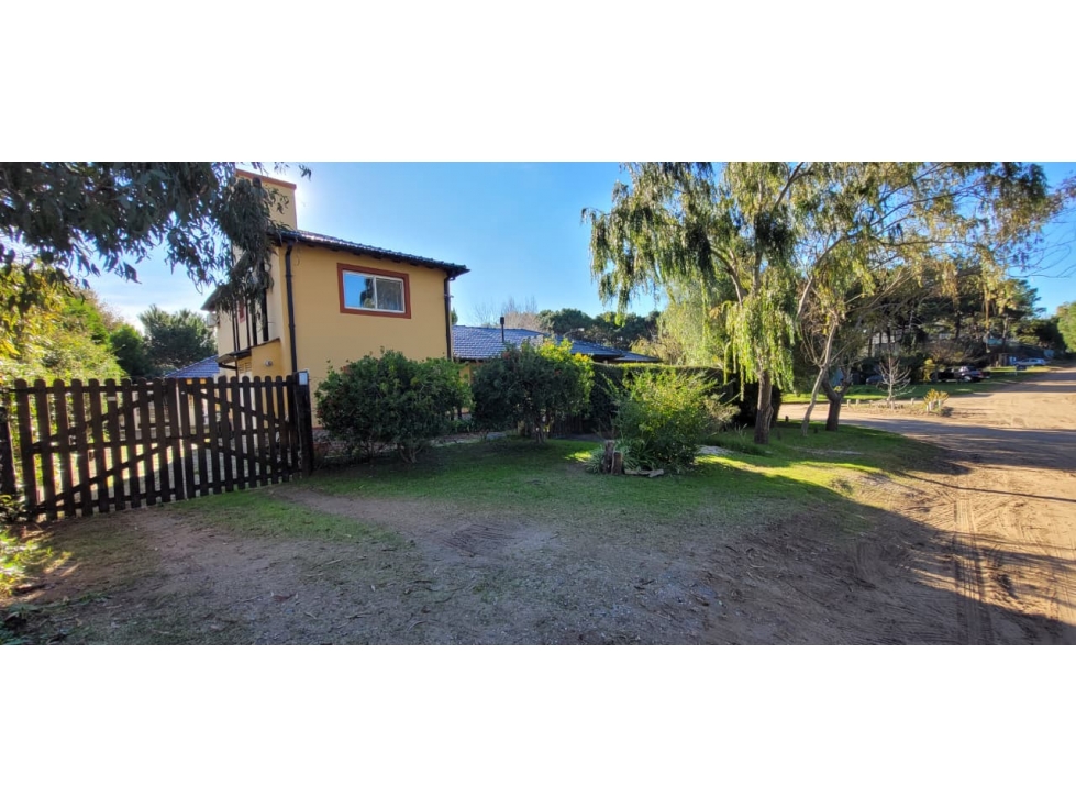 Casa en venta Pinamar, con lote único y salida a 3 Calles - 1