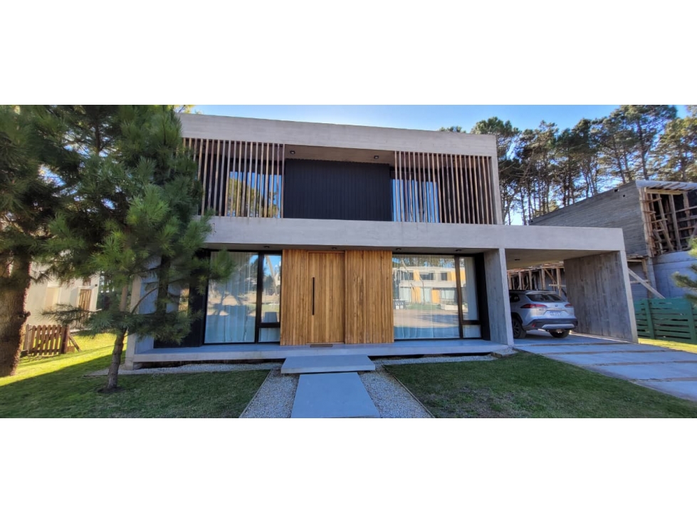 VENTA Y ALQUILER TEMPORADA 2027 CASA EN BARRIO PIONEROS