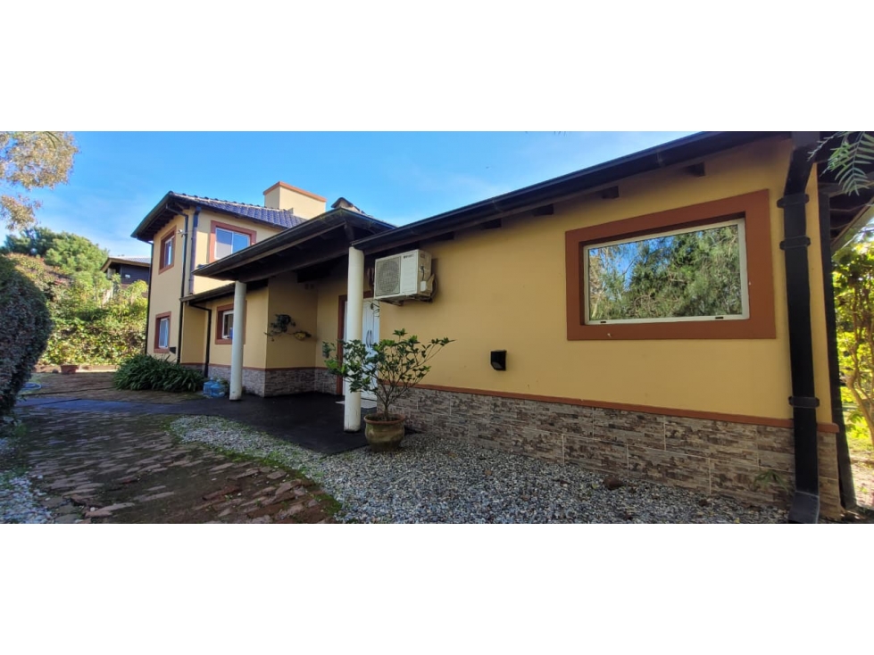 Casa en venta Pinamar, con lote único y salida a 3 Calles - 6