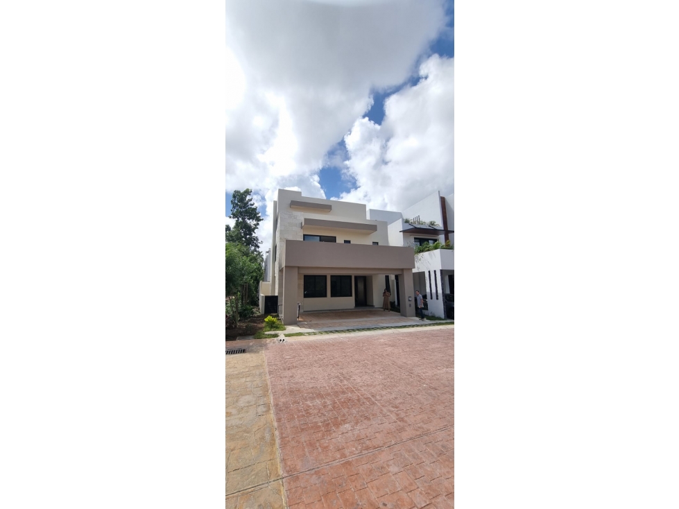 VIA CUMBRES VENTA DE CASA AMPLIA CON ALBERCA