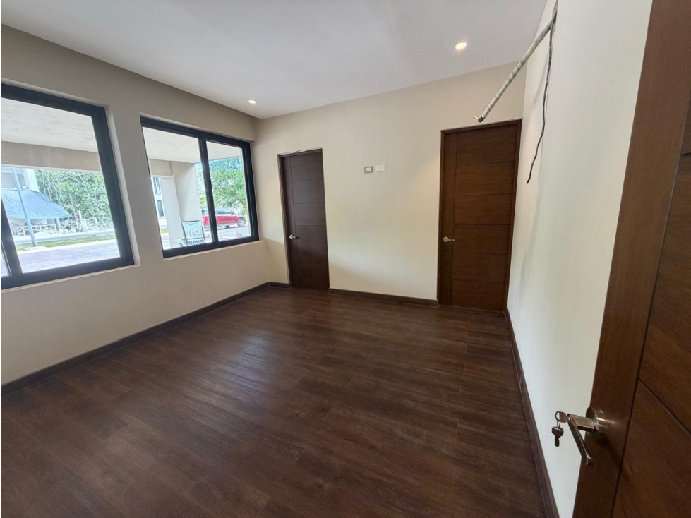 VIA CUMBRES VENTA DE CASA AMPLIA CON ALBERCA — foto 3