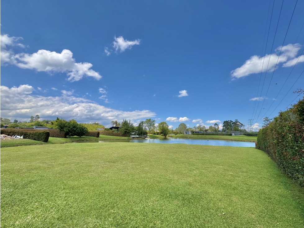 VENTA HERMOSO LOTE CON LAGO, LLANOGRANDE