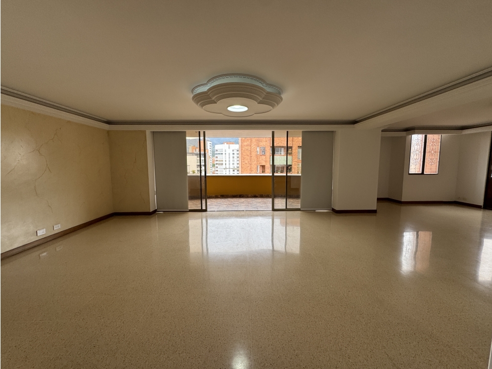 Vendo Apto piso alto Laureles unidad completa