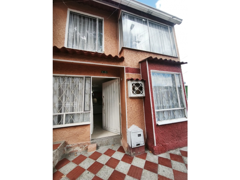 SE VENDE CASA UBICADA EN LA URBANIZACIÓN DE ZARAZOTA