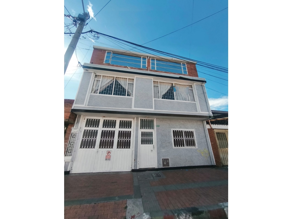 SE VENDE CASA AMPLIA UBICADA EN EL BARRIO MOLINOS I