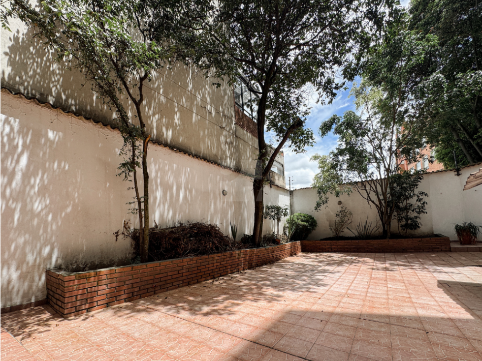 CASA CHAPINERO ALTO 281 M2 REMODELADO CON AMPLIO JARDÍN