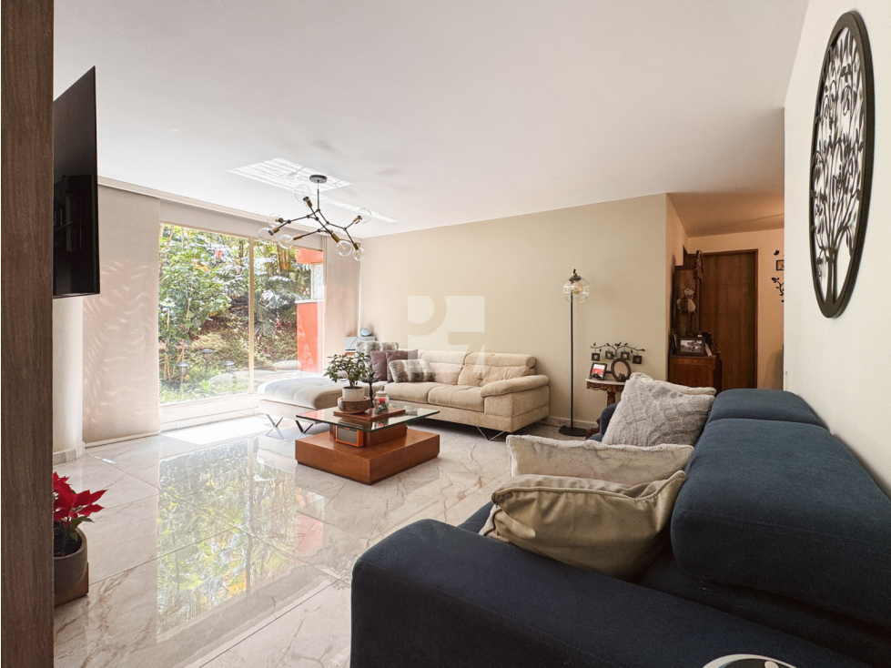 Apartamento en venta en El Poblado en la Milla de Oro de 201 mts — foto 2