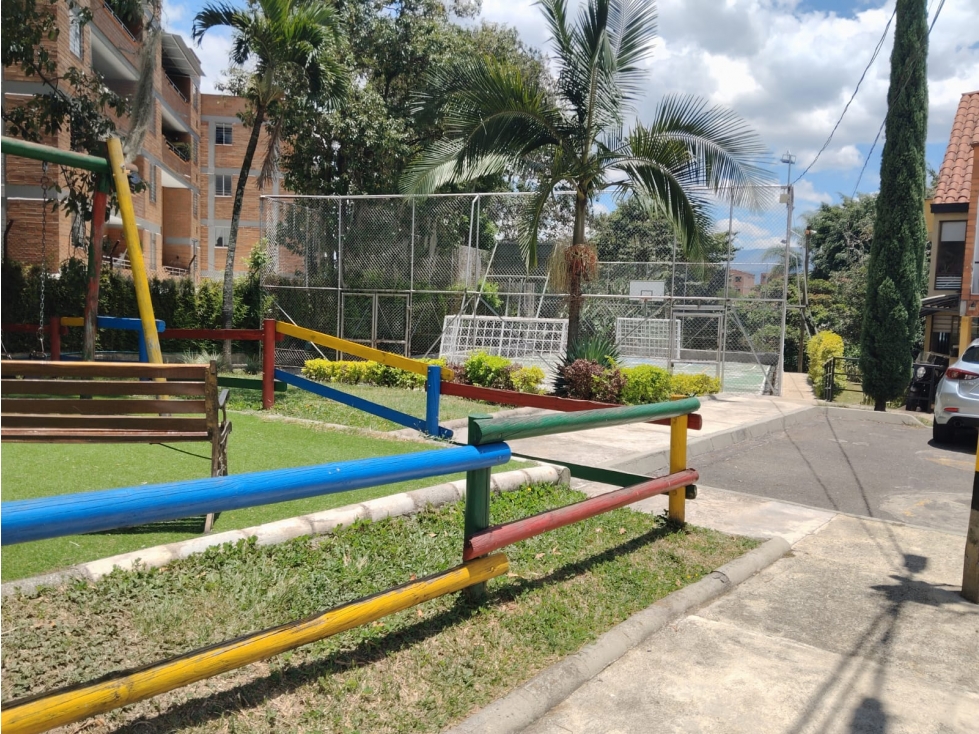 VENDO CASA EN ENVIGADO SECTOR EL DORADO