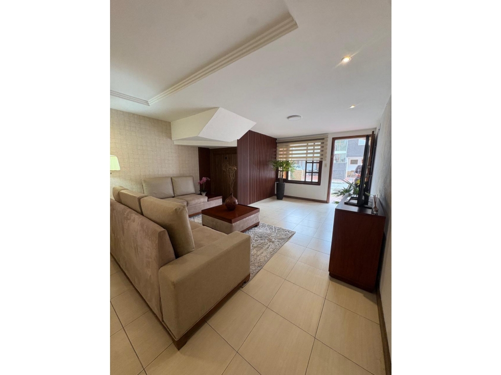 Alquiler de Departamento Amueblado 100m², Sector calle Roma, Cuenca