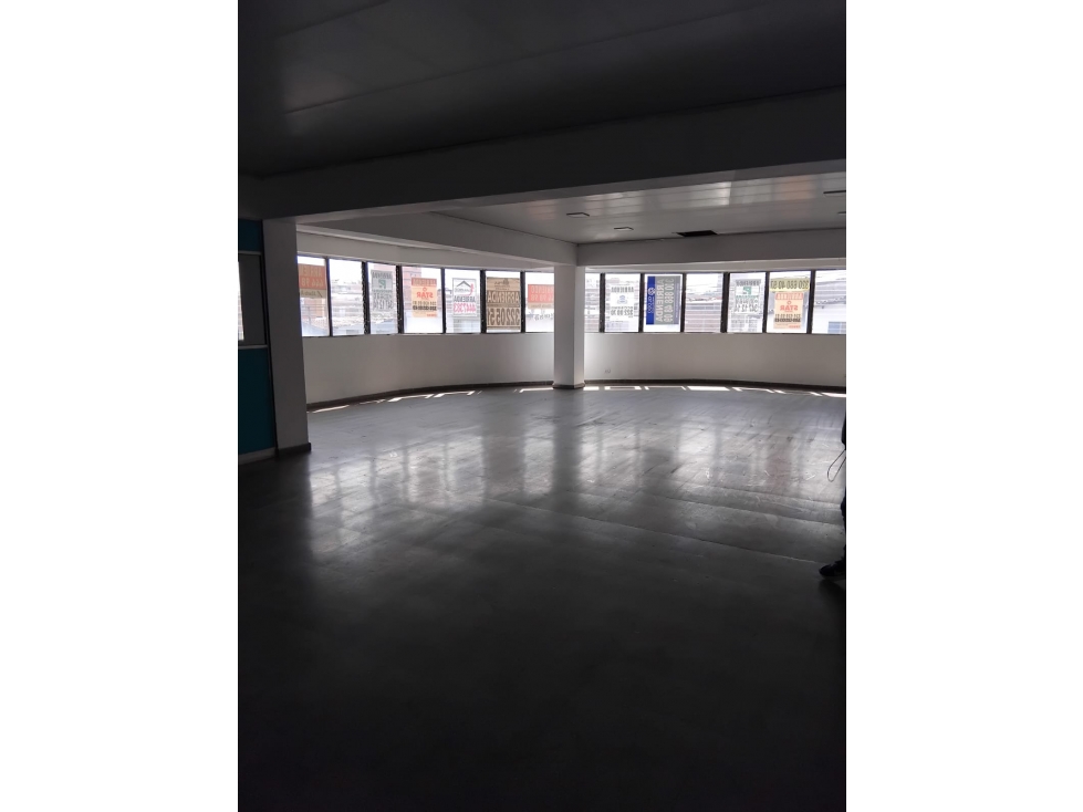 ARRIENDO ESPETACULAR LOCAL COMERCIAL EN TODA LA AVENIDA 30