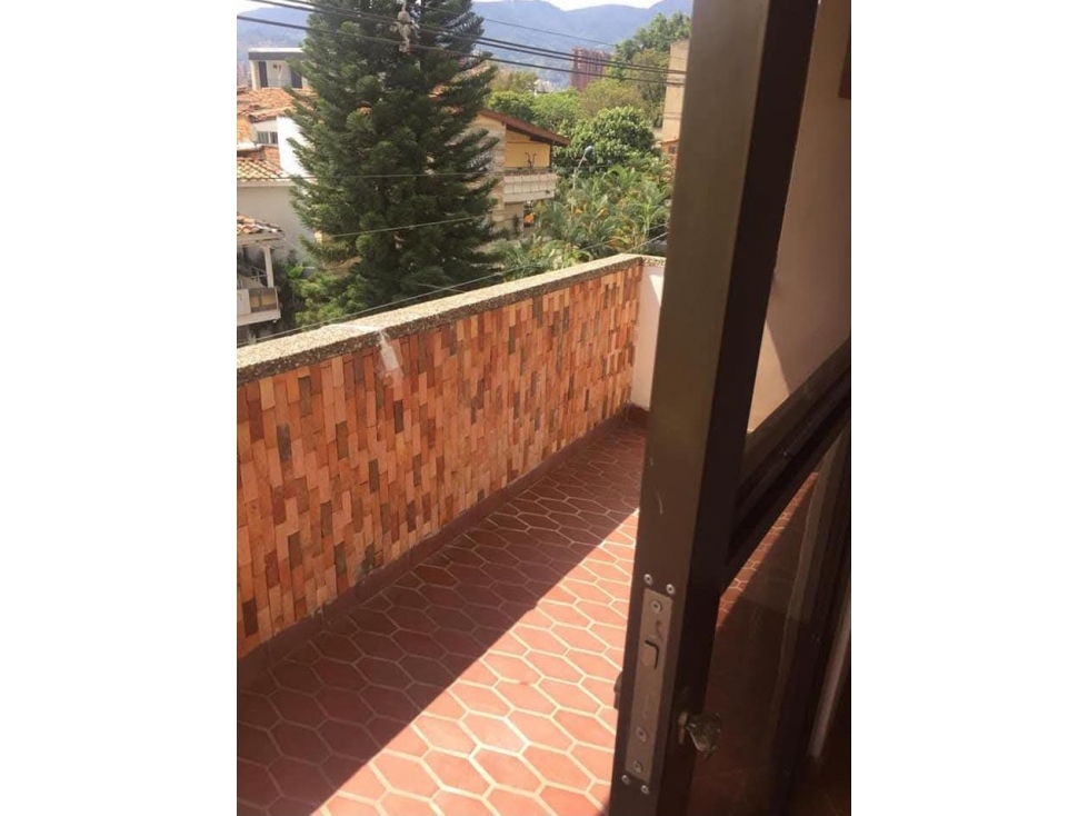 Se arrienda hermoso apartamento en los Colores