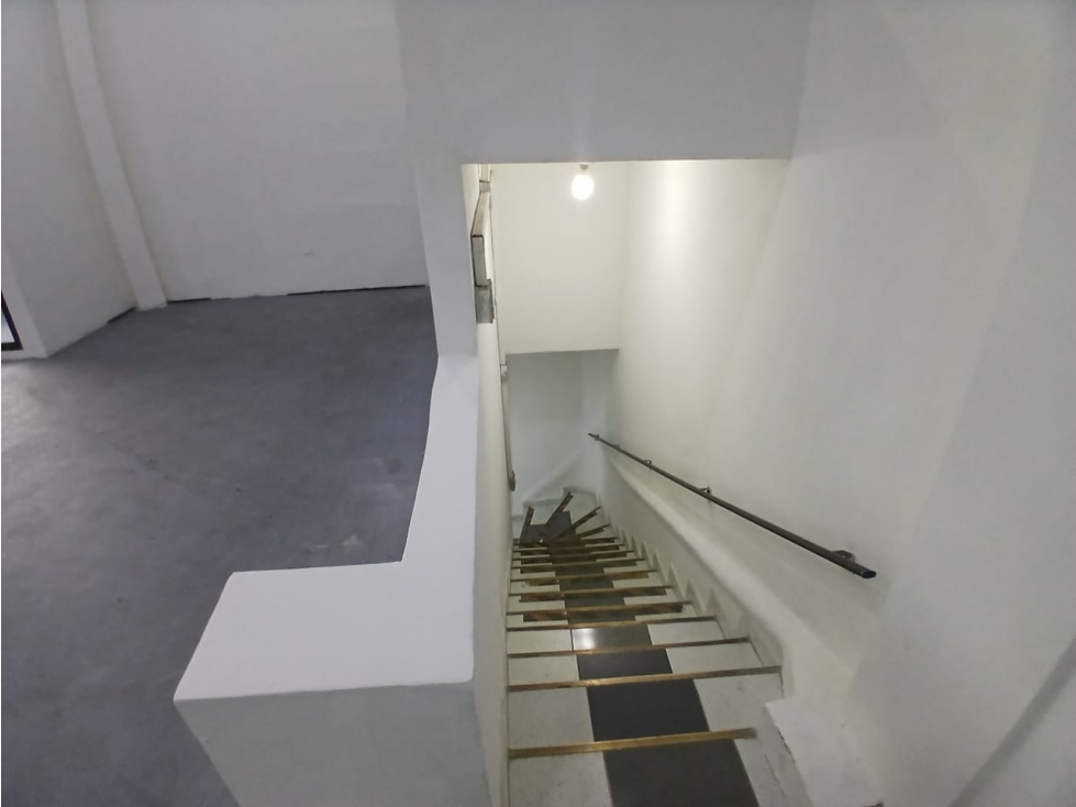 ARRIENDO HERMOSO Y AMPLIO LOCAL CON OFICINAS EN CENTRO DE ENVIGADO - 3
