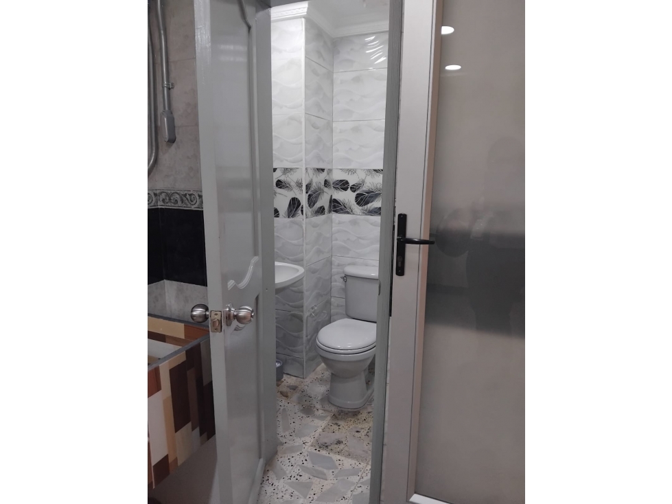 ARRIENDO ESPECTACULAR LOCAL EN LAURELES — foto 2