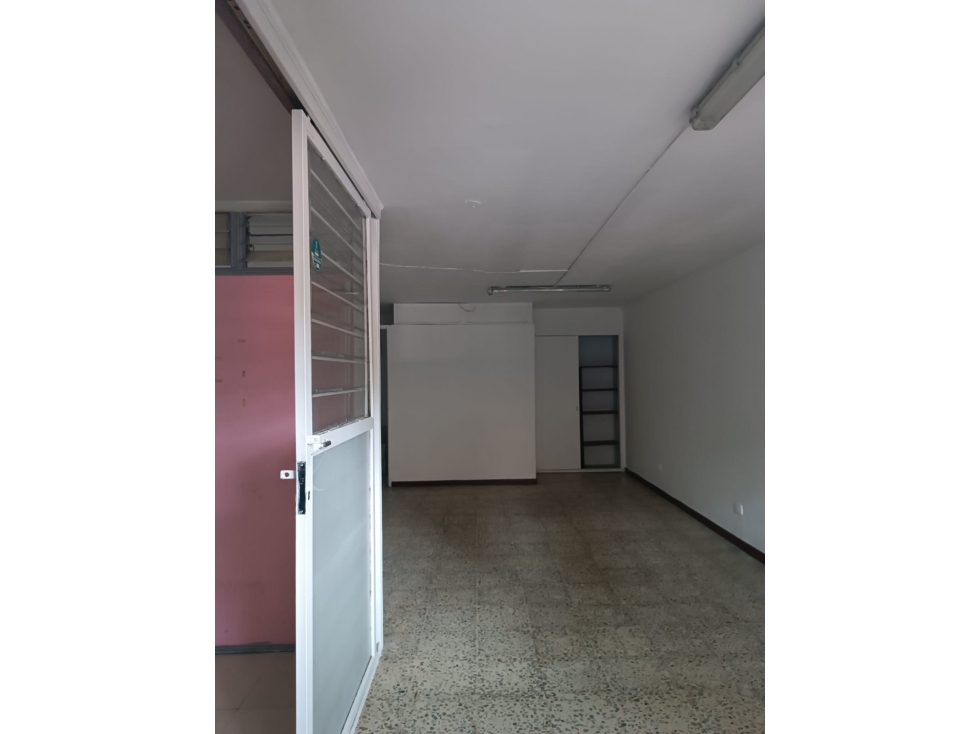 ARRIENDO AMPLIO LOCAL COMERCIAL SECTOR ESTADIO
