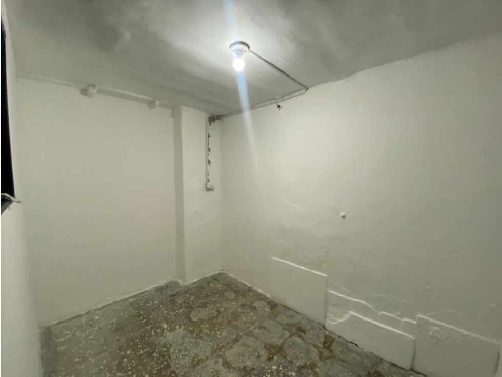 ARRIENDO APTO GRANDE EN ROBLEDO PARQUE PARA VIVIENDA O BODEGA — foto 2
