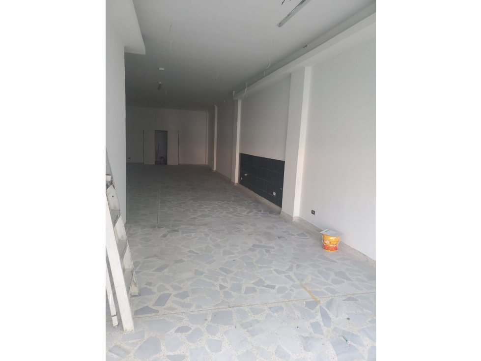 ARRIENDO HERMOSO LOCAL EN EXCELENTE UBICACIÓN COMERCIAL - 3
