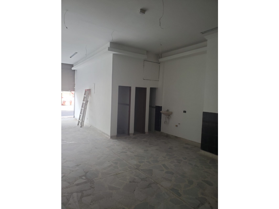 ARRIENDO HERMOSO LOCAL EN EXCELENTE UBICACIÓN COMERCIAL - 4