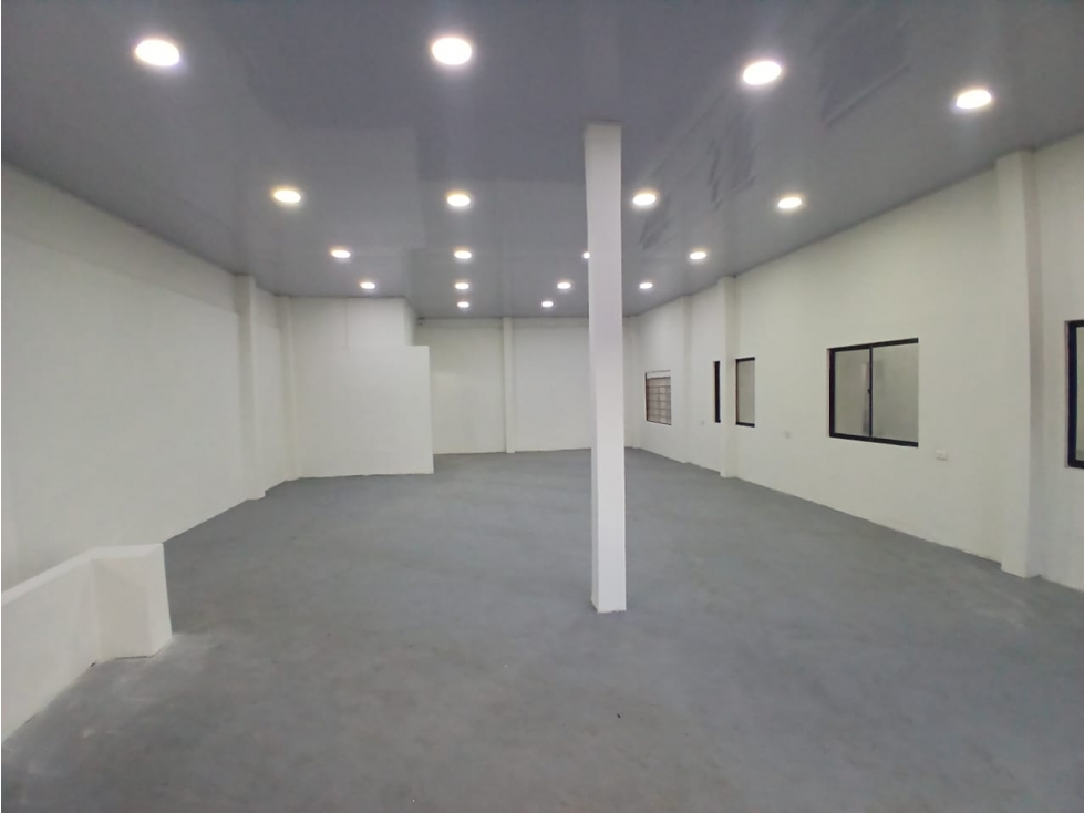 ARRIENDO HERMOSO Y AMPLIO LOCAL CON OFICINAS EN CENTRO DE ENVIGADO - 1
