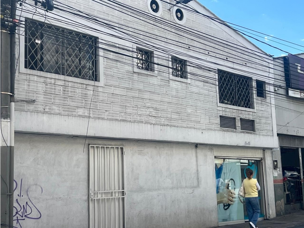 ARRIENDO GRANDE Y ESPETACULAR BODEGA UBICADA, BELLO MANCHESTER — foto 2