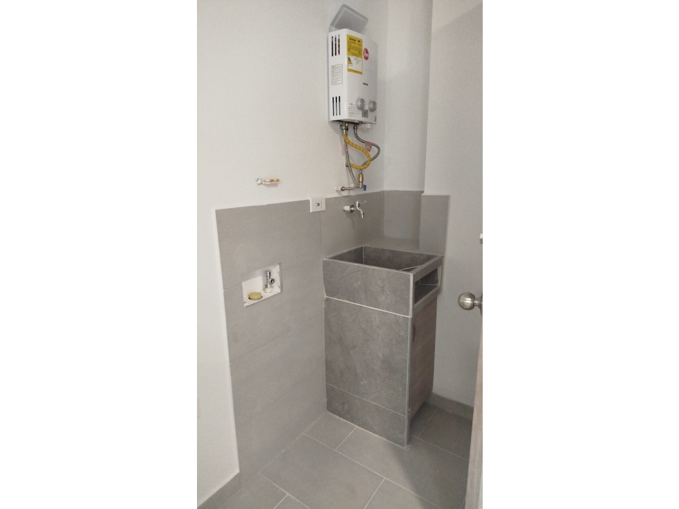 SE ARRIENDA HERMOSO APARTAMENTO CERCA LA 80 PARA ESTRENAR — foto 2