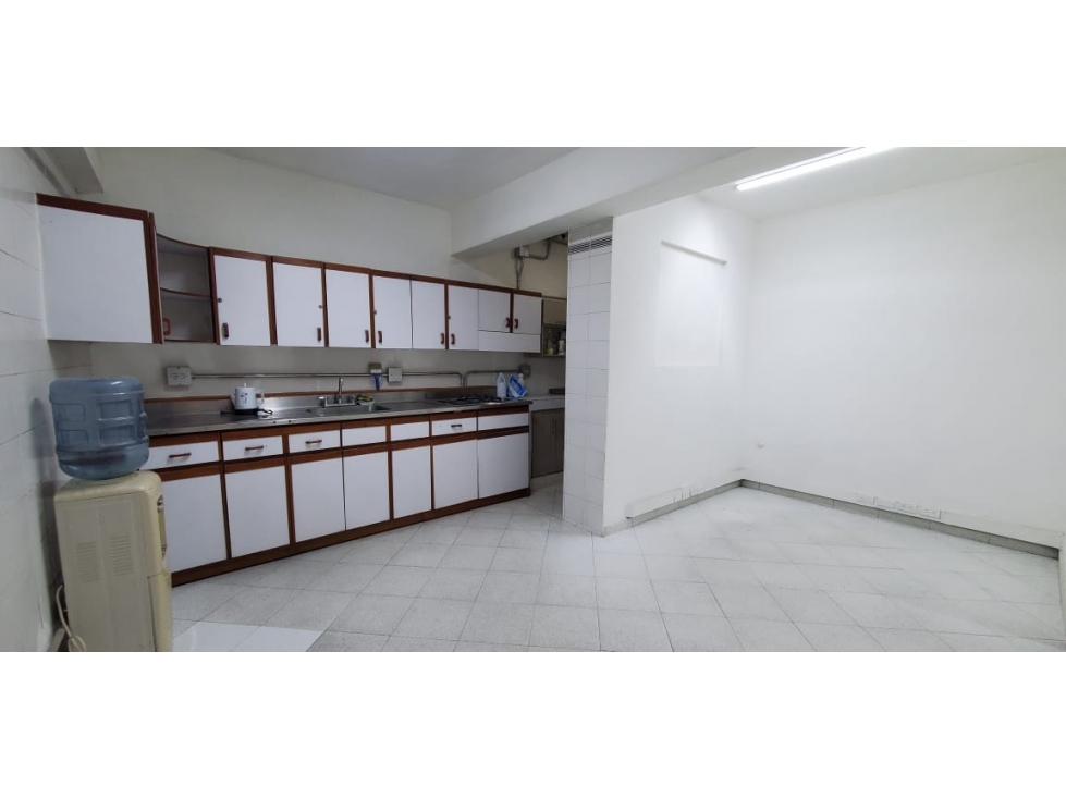 ARRIENDO HERMOSO Y AMPLIO LOCAL CON OFICINAS EN CENTRO DE ENVIGADO - 2