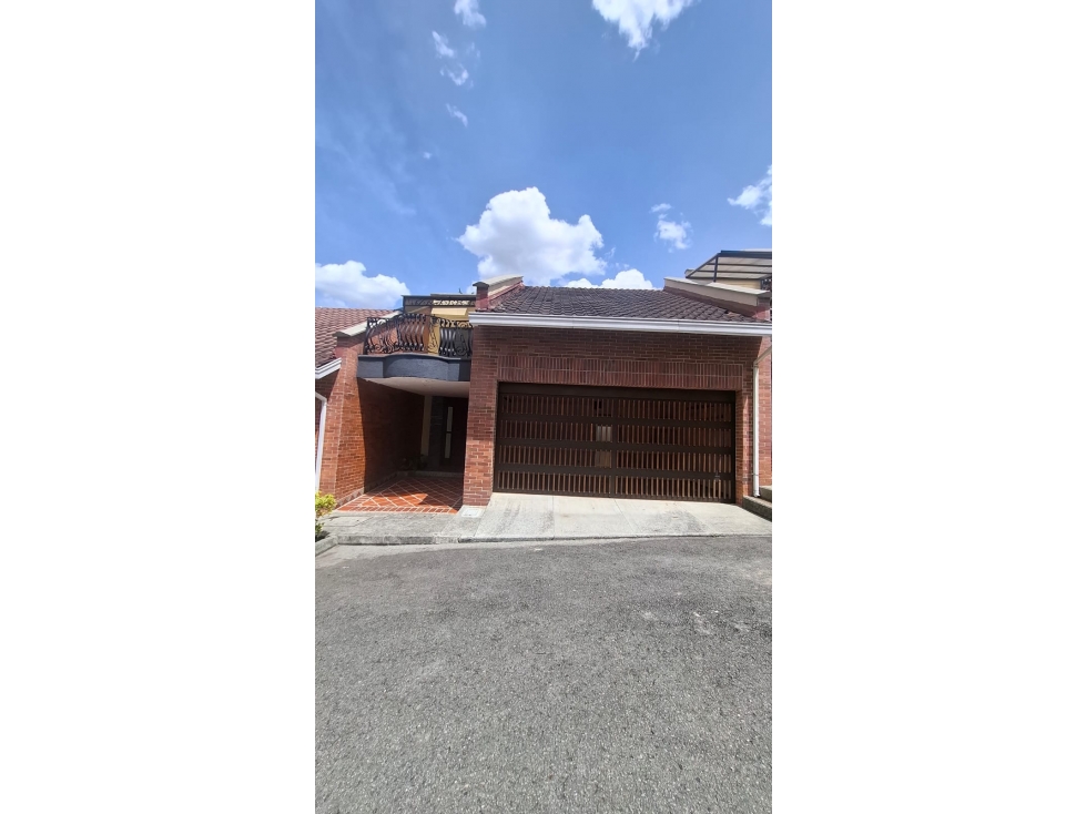 SE VENDE Y SE ARRIENDA HERMOSA CASA CAMPESTRE CERCA A PALMAS