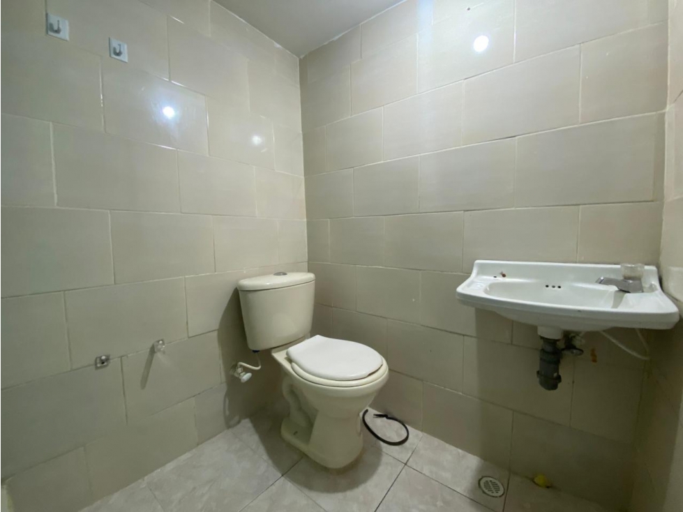 ARRIENDO APTO GRANDE EN ROBLEDO PARQUE PARA VIVIENDA O BODEGA — foto 4
