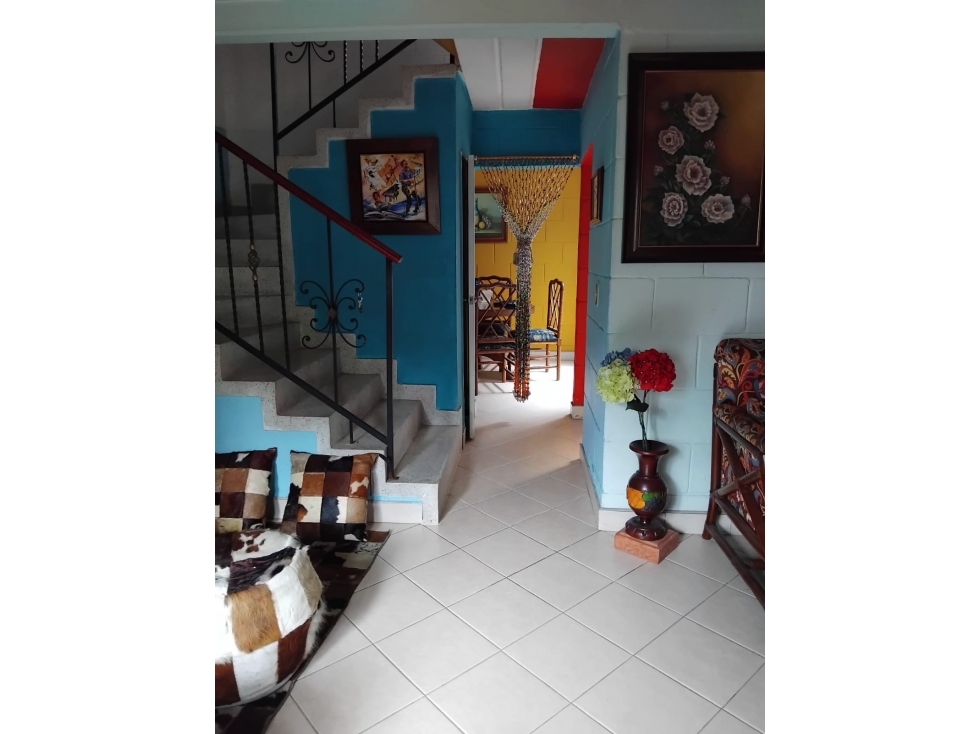 SE VENDE HERMOSA CASA DUPLEX EN ROBLEDO PAJARITO