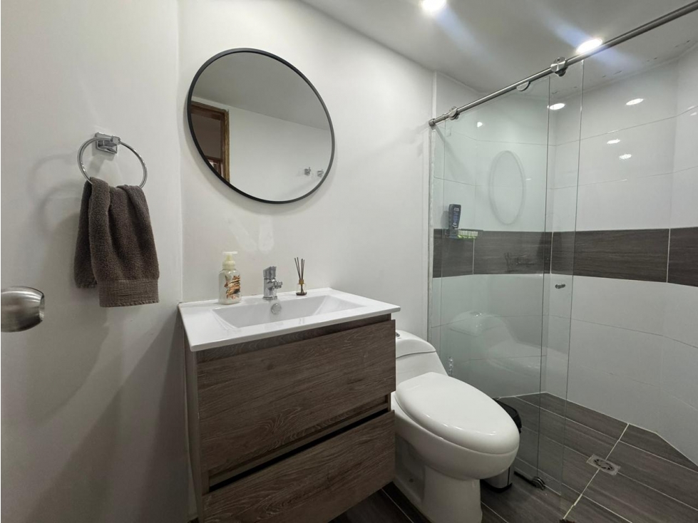 VENDO HERMOSO APARTAMENTO EN EL POBLADO — foto 5