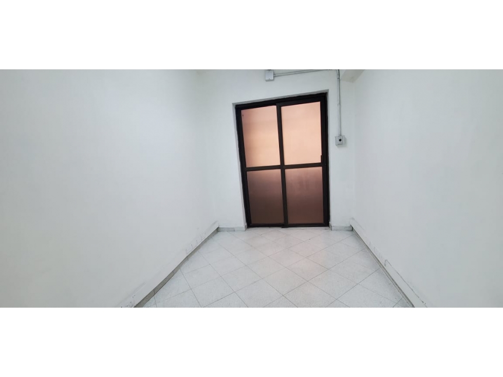 ARRIENDO HERMOSO Y AMPLIO LOCAL CON OFICINAS EN CENTRO DE ENVIGADO - 6