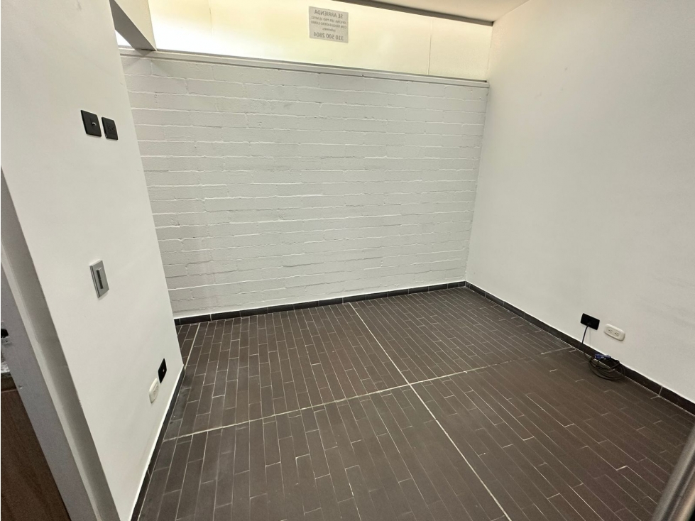 Arriendo oficina independiente en poblado