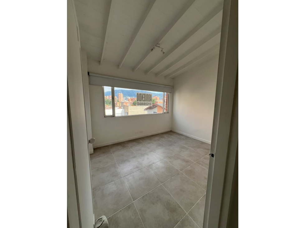 Se arrienda apartamento en laureles — foto 5