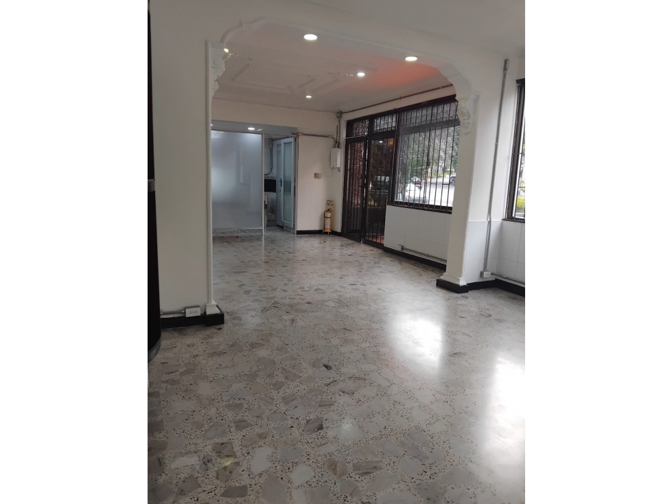 ARRIENDO ESPECTACULAR LOCAL EN LAURELES