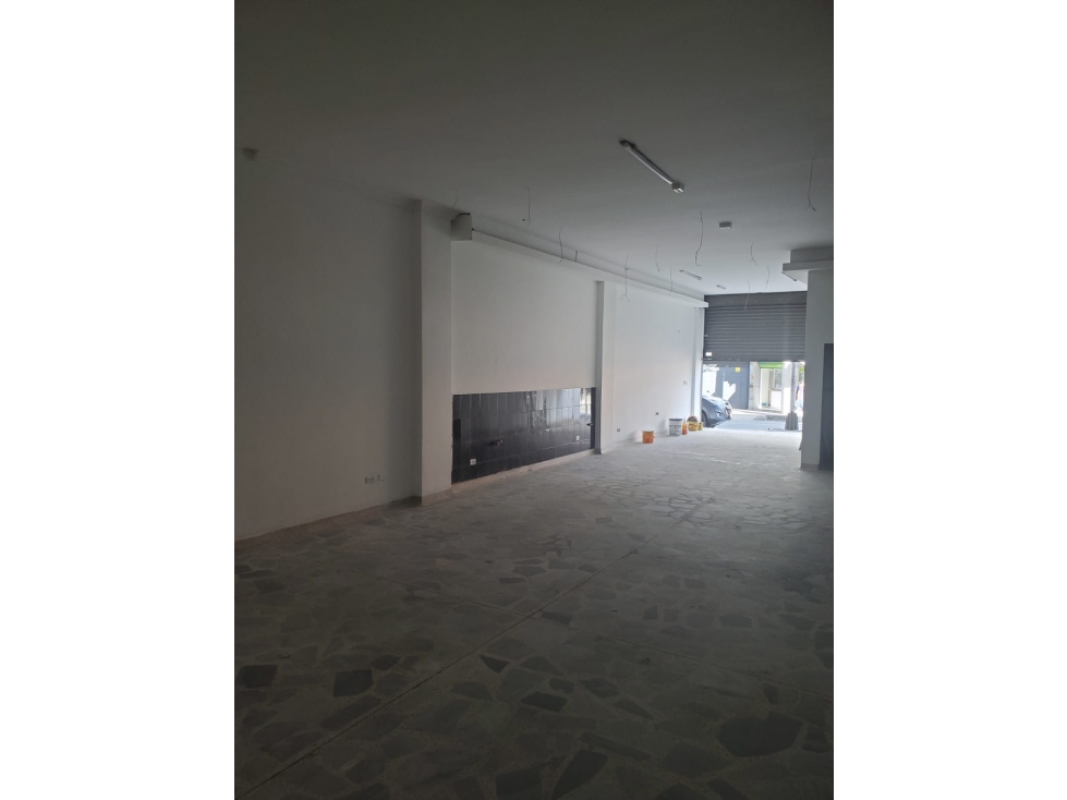 ARRIENDO HERMOSO LOCAL EN EXCELENTE UBICACIÓN COMERCIAL - 1