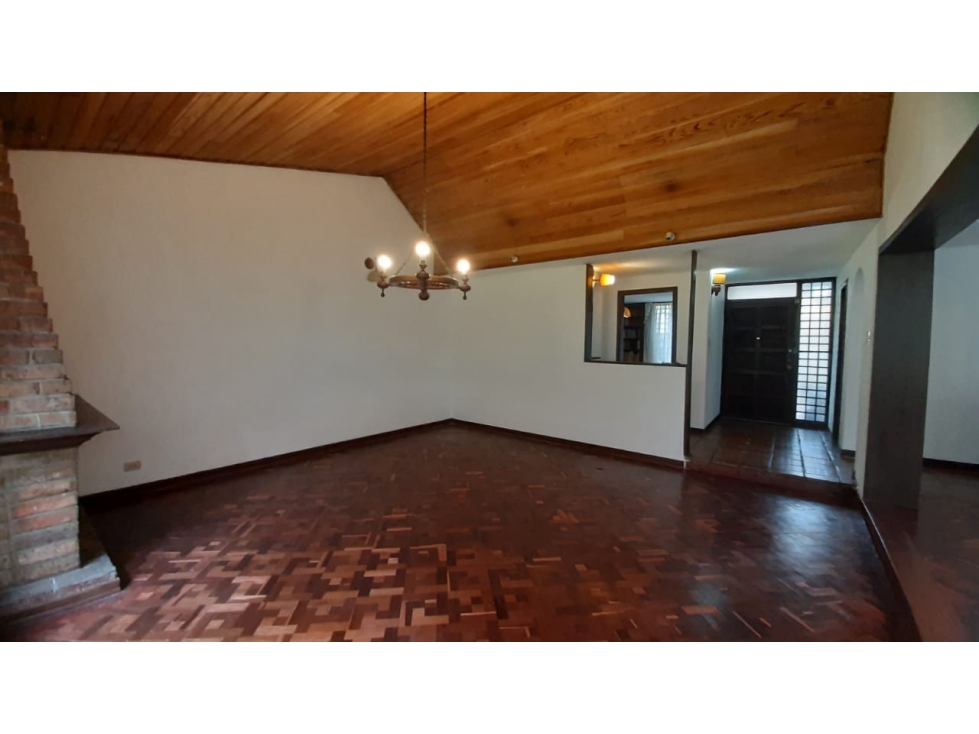 Amplia casa con jardín para arriendo en Santa Ana Occidental