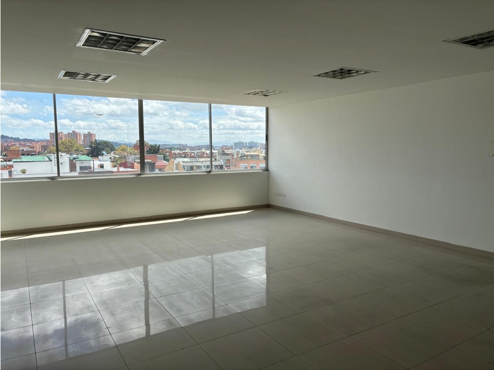 Iluminada oficina para venta en Puente Largo