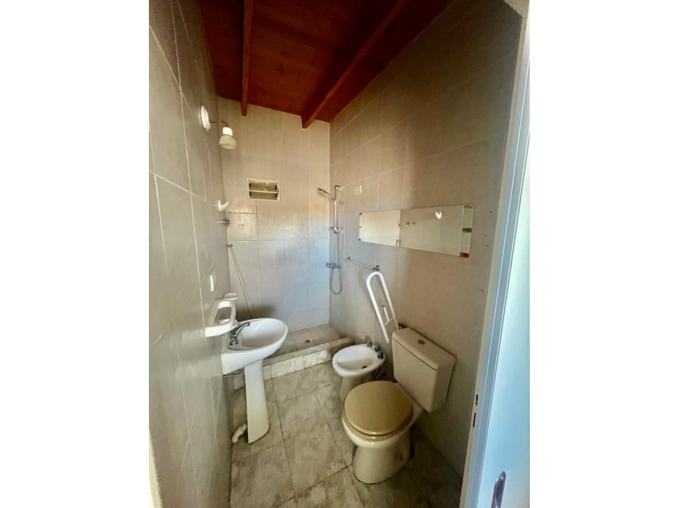 CASA 4 AMBIENTES + PATIO + COCHERA - BARRIO PERON - PTO MADRYN — foto 4