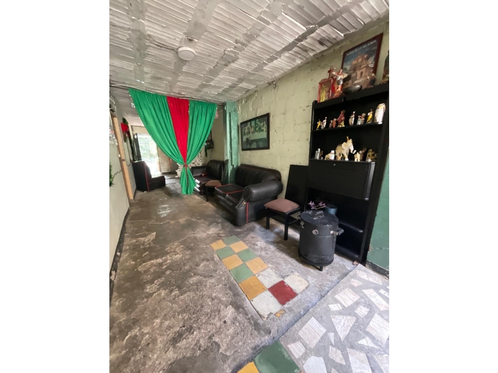 Se vende casa en Manrique Oriental
