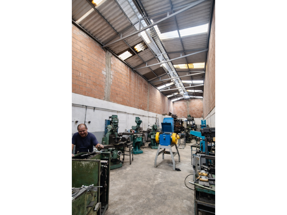 SE VENDE BODEGA DOBLE ALTURA EN EL TRONCAL
