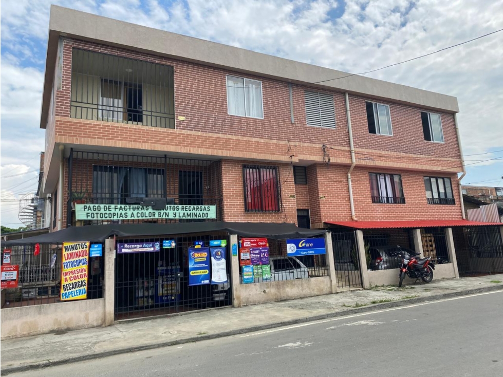 SE VENDE CASA ESQUINERA DE TRES NIVELES, UN LOCAL, 4 APARTAMENTOS