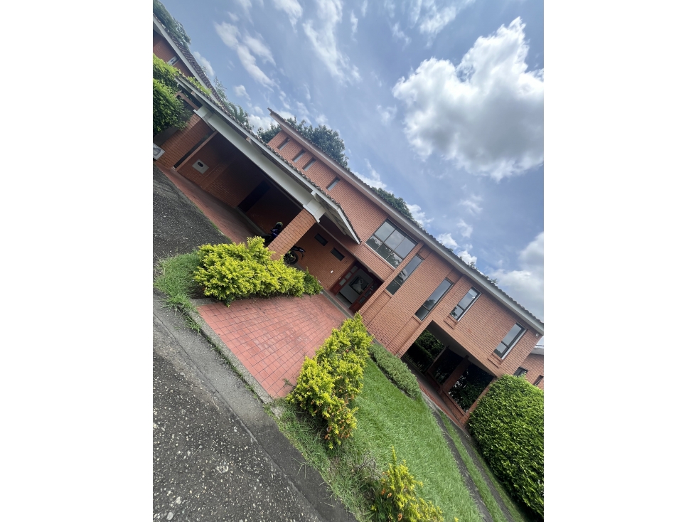 SE VENDE CASA EN PANCE CON ZONA VERDE INTERNA CERCA A LA MARIA. JT
