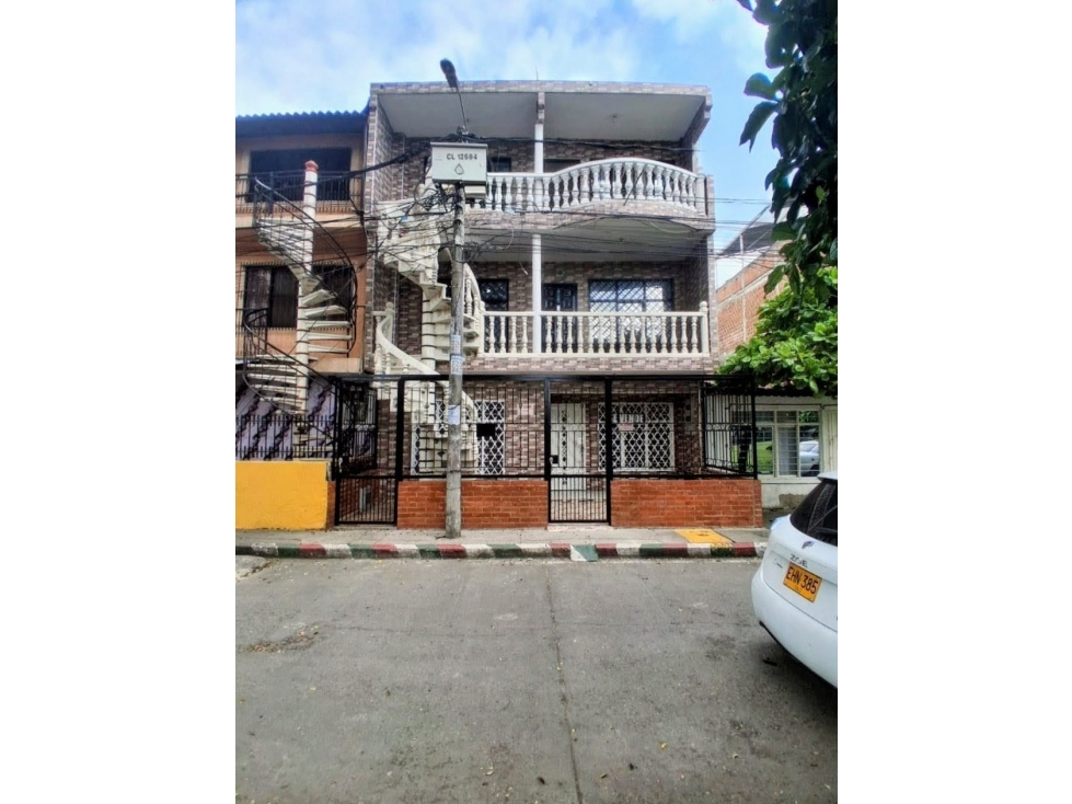 VENTA CASA TRIFAMILIAR EN COMUNEROS 2 CALI