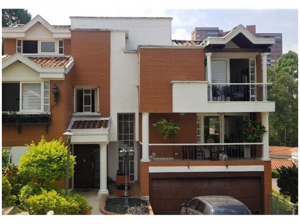 EXCLUSIVA CASA DE TRES (3) NIVELES EN VENTA POBLADO