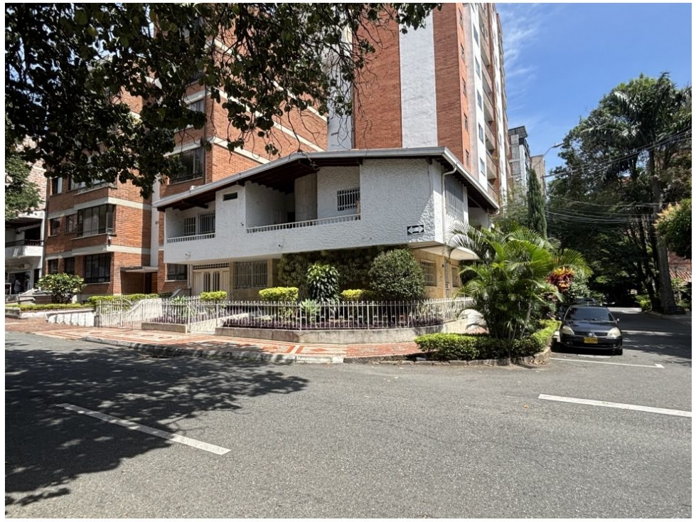 (V.I) CASA DE DOS NIVELES PARA LA VENTA UBICADA EN LAURELES