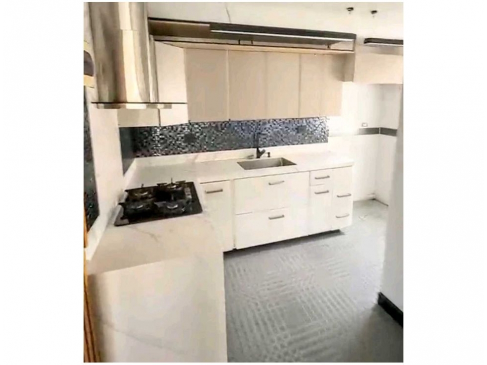 APARTAMENTO REMODELADO EN VENTA UBICADO EN LA LOMA DE LOS BERNAL — foto 4