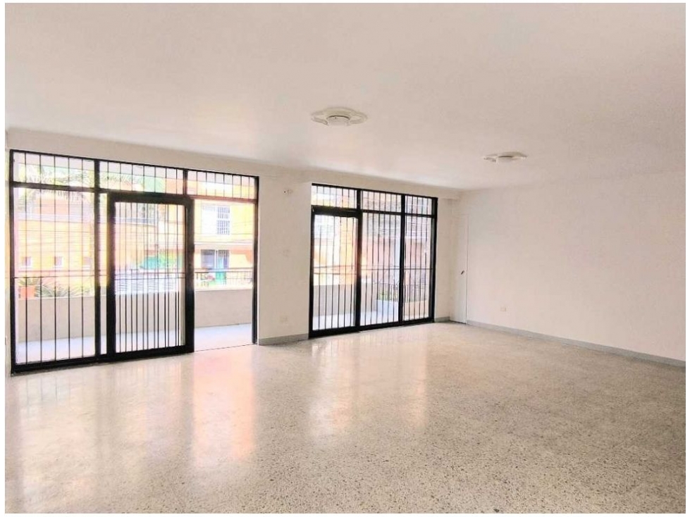 (V.I) AMPLIO APARTAMENTO PARA LA VENTA UBICADO EN LAURELES